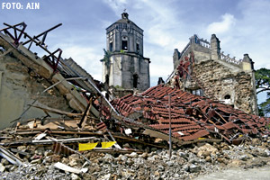 iglesia y casas destruidas en Filipinas tras el paso del tifón Haiyán noviembre 2013