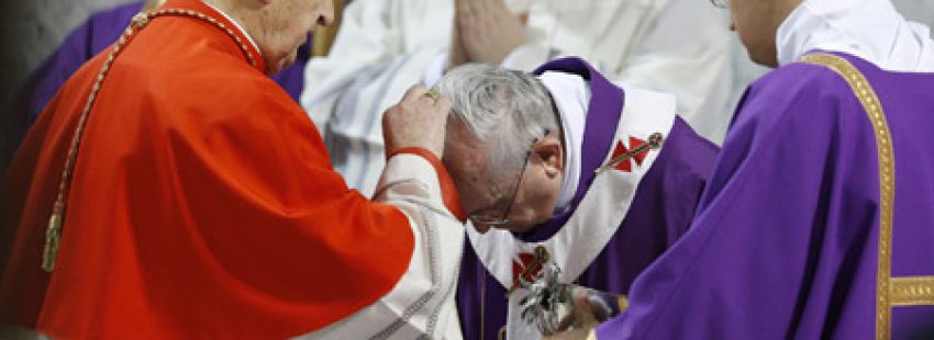 papa Francisco recibe la imposición de la ceniza el Miércoles de Ceniza 5 marzo 2014 del cardenal Tomko