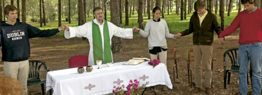 sacerdote Lázaro Albar durante una eucaristía con jóvenes en el campo
