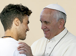 papa Francisco con un chico joven