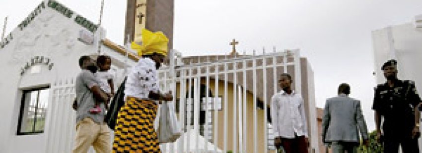 fieles católicos de Nigeria van a misa