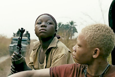 niños soldado en un fotograma de la película Rebelde