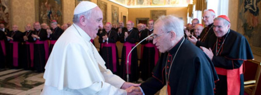 papa Francisco saluda al cardenal Rouco en la audiencia con los obispos españoles en visita ad limina 3 marzo 2014