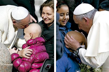 papa Francisco besa a dos niños pequeños enfermos