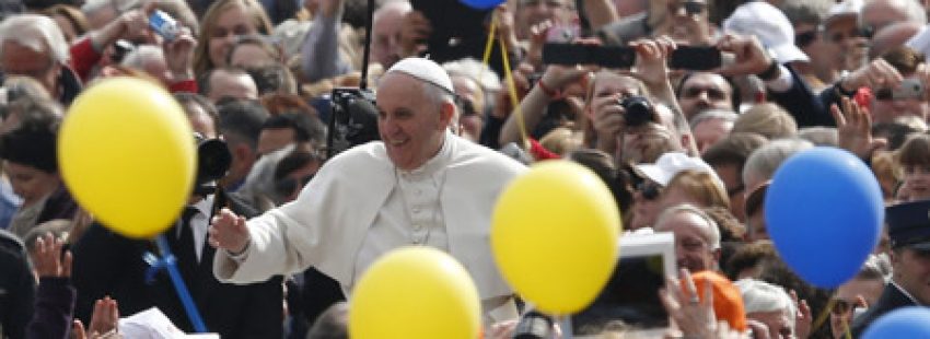 papa Francisco en la audiencia general 19 marzo 2014 festividad de San José rodeado de globos azules y amarillos