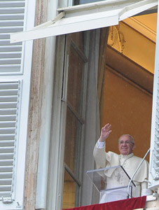 papa Francisco en el rezo del Angelus desde la ventana del apartamento pontificio 2 marzo 2014