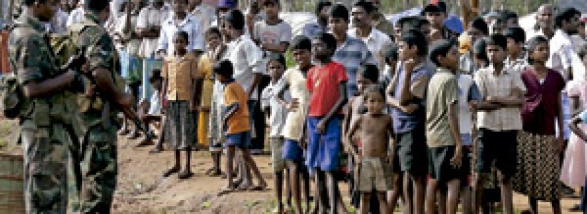 Soldados de Sri Lanka vigilan un campamento de refugiados tamiles
