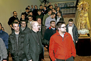 Carlos Osoro arzobispo de Valencia con un grupo de seminaristas