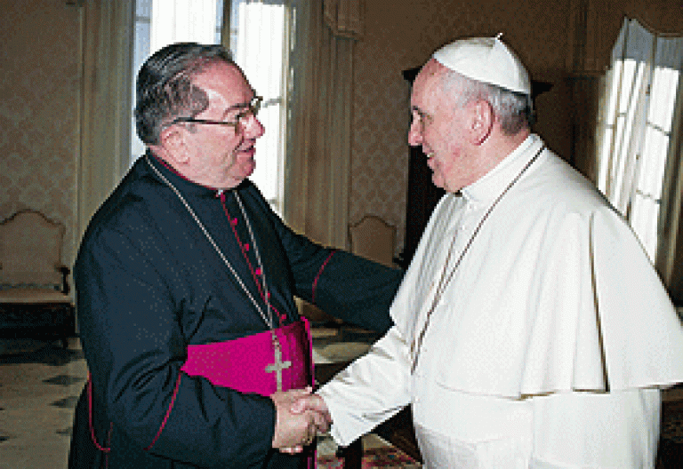El obispo Asurmendi saluda al papa Francisco en la visita ad limina de este año 2014