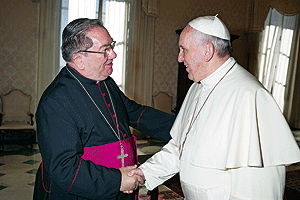 El obispo Asurmendi saluda al papa Francisco en la visita ad limina de este año 2014