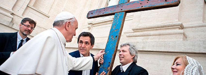 Papa Francisco bendición cruz pateras Lampedusa