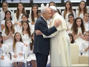 Abrazo entre Francisco y Peres en el palacio presidencial.