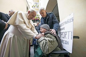Francisco bendice a un anciano polaco.