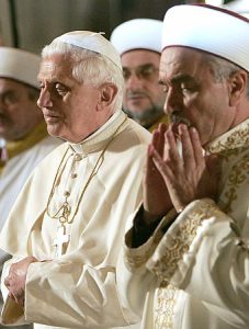 Benedicto XVI y el Gran Muftí de Estambul rezando en la Mezquita Azul (2006).