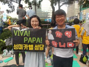 Dos-jóvenes-coreanos-en-la-Misa-de-beatificación