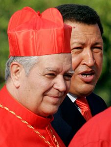 El obispo de Caracas con Hugo Chávez en 2006.