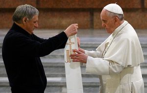 Ciotti entrega al Francisco la estola del padre Giuseppe Diana, asesinado por la Mafia, en un acto en Roma el pasado marzo.