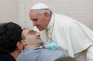 Bergoglio saludó primero a Salvatore D'Argento, paralítico por un accidente desde 1995 en la segunda vez que sale de su casa en Chienti debido a su frágil estado.