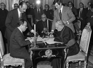 Oreja y Dadaglio ratifican la firma de los Acuerdos en el Palacio de Viana.