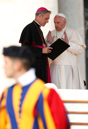 Bergoglio departiendo con Georg Gänswein ayer.