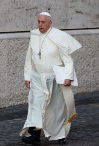 Bergoglio llegando al Sínodo.