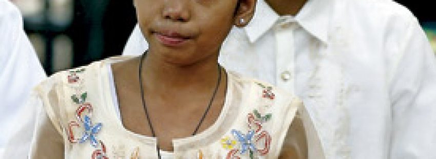 Gyzelle Palomar niña víctima de explotación que el papa Francisco abrazó en Filipinas enero 2015