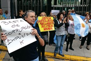 protesta en Buenos Aires pidiendo explicaciones por la muerte del fiscal Natalio Alberto Nisma
