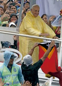 papa Francisco en Filipinas en Tacloban con el chubasquero