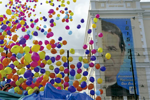 globos de colores en el inicio de los actos de los salesianos por el bicentenario del nacimiento del fundador Don Bosco