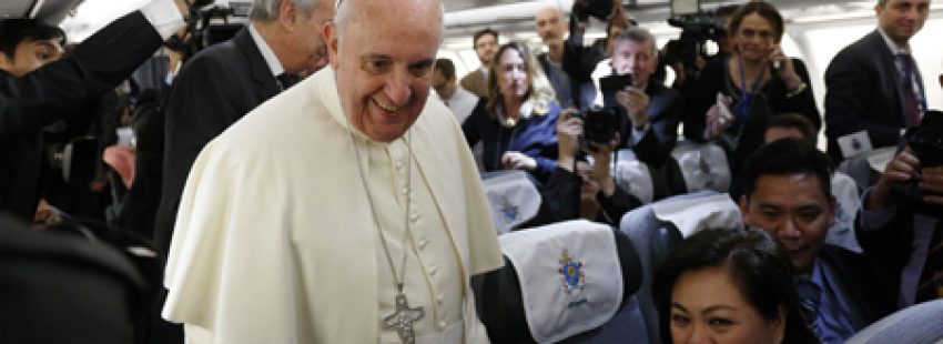 Papa Francisco en el avión con periodistas