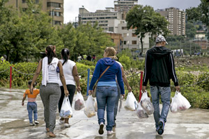 grupo de personas con bolsas de la compra en Venezuela país en crisis