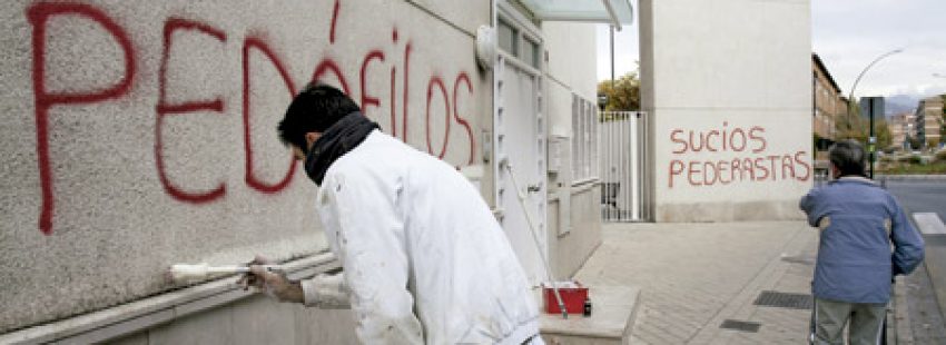pintadas en una parroquia de Granada acusando a curas pedófilos