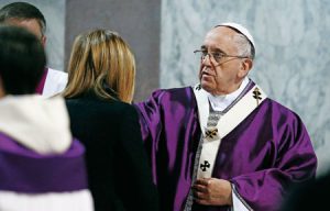 El Papa impone la ceniza en la frente a una fiel