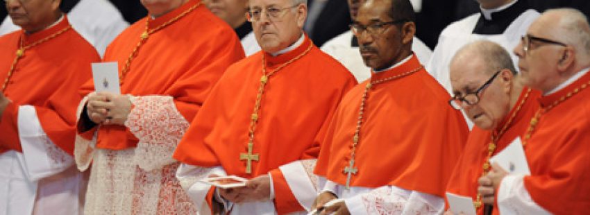 cardenal Ricardo Blázquez junto a otros nuevos cardenales en el consistorio 14 febrero 2015