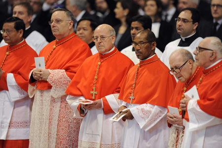 cardenal Ricardo Blázquez junto a otros nuevos cardenales en el consistorio 14 febrero 2015