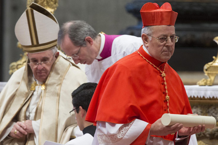 cardenal Ricardo Blázquez después de recibir el birrete y el anillo de manos de Francisco consistorio 14 febrero 2015