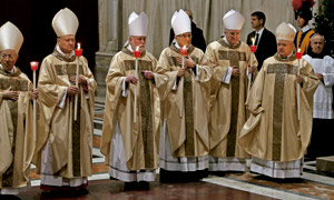 cardenales con velas en la celebración de la Jornada de la Vida Consagrada en el Vaticano 2 febrero 2015