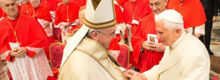 papa Francisco y Benedicto XVI en el consistorio de creación de nuevos cardenales 14 febrero 2015
