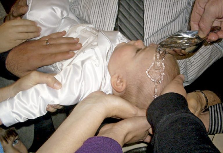 niño bebé recibe el bautismo