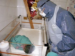 niño recién nacido en el hospital de San José reabierto en Monrovia, Liberia