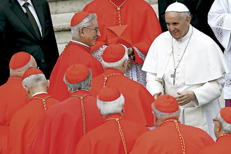 papa Francisco con cardenales