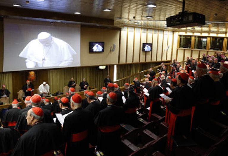 papa Francisco con los cardenales reunidos en el consistorio febrero 2015 para la reforma de la Curia