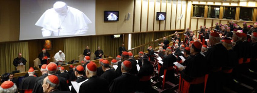 papa Francisco con los cardenales reunidos en el consistorio febrero 2015 para la reforma de la Curia