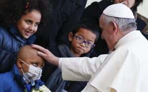 papa Francisco bendice a un niño enfermo