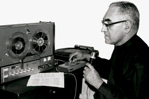 monseñor Romero grabando un discurso