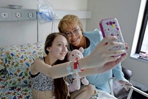 Valentina Maureira, enferma terminal en Chile, con la presidenta Michelle Bachelet