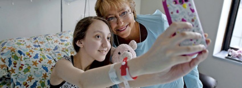 Valentina Maureira, enferma terminal en Chile, con la presidenta Michelle Bachelet