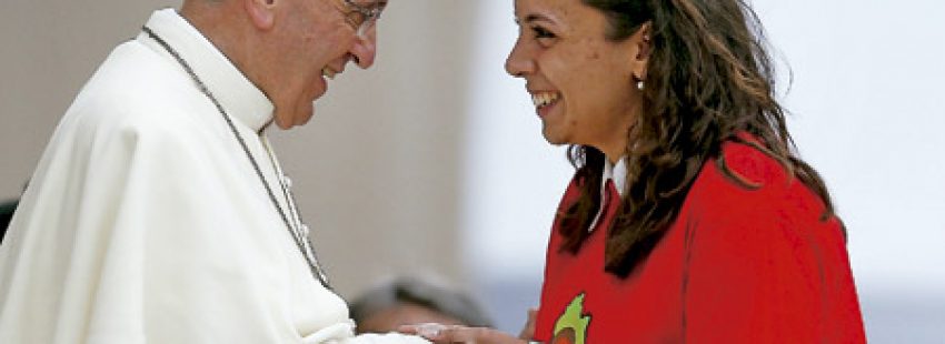 papa Francisco saluda a una mujer