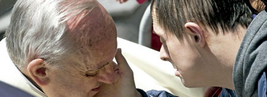 papa Francisco con un chico con síndrome de Down