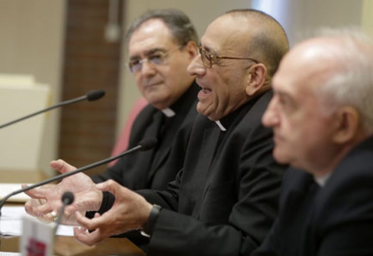 el obispo Juan José Omella presenta el documento Iglesia, servidora de los pobres, obispos españoles contra la crisis 27 abril 2015